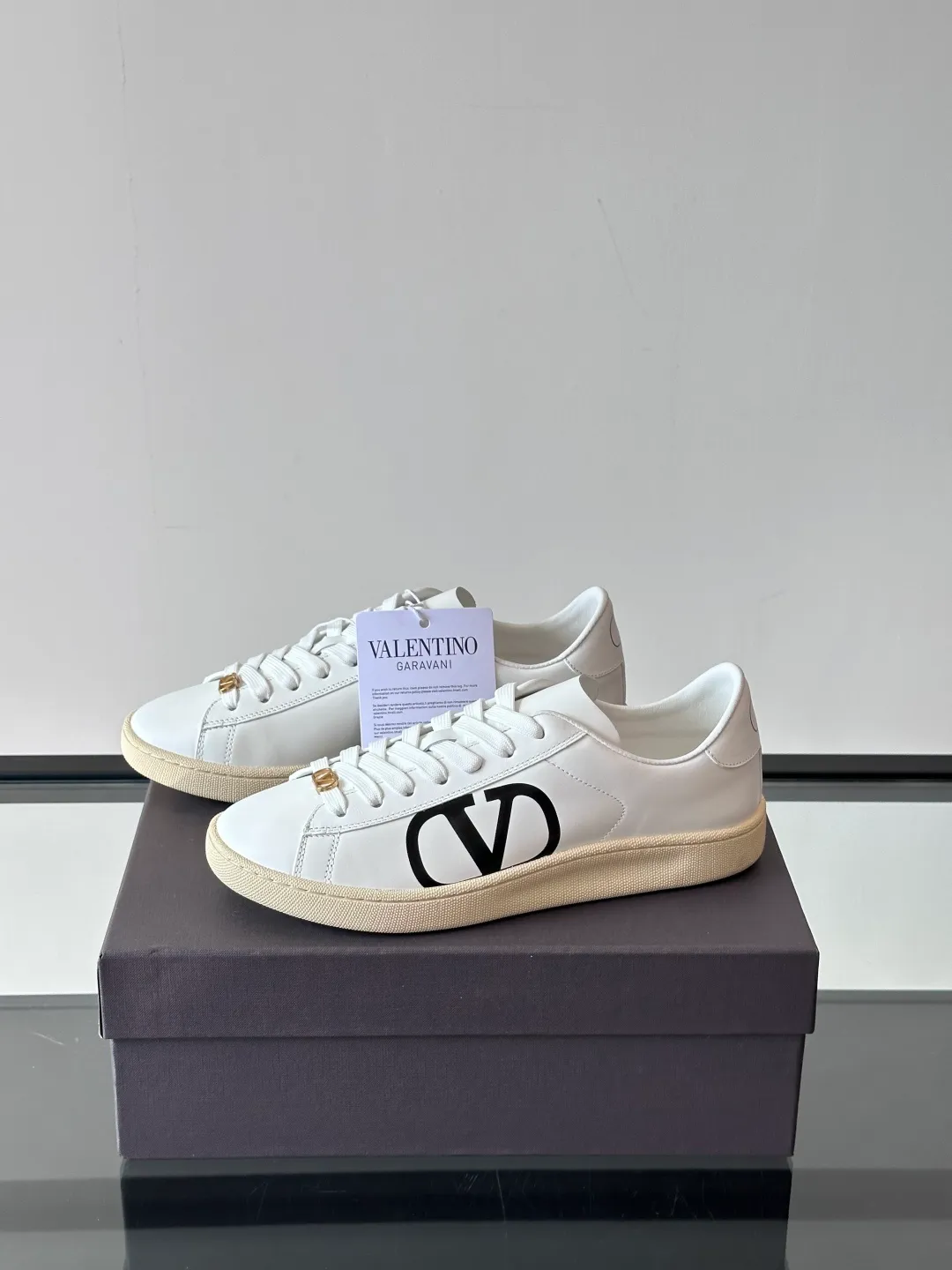 P420¥& VALENTINO Men’s spring and summer white shoes 🤍 VALENTINO GARAVANI ROYCO men’s soft calfskin sneakers, the shoelaces are equipped with removable vintage brass distressed effect VLOGO SIGNATURE accessories, and the back of the shoes is screen printed. Comfortable and good looking on the feet!  size：38-45